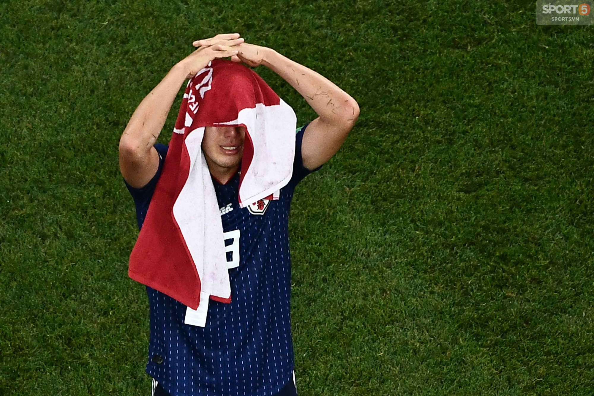 Cầu thủ Nhật Bản đổ gục, fan òa khóc sau trận thua ngược Bỉ - Ảnh 6.