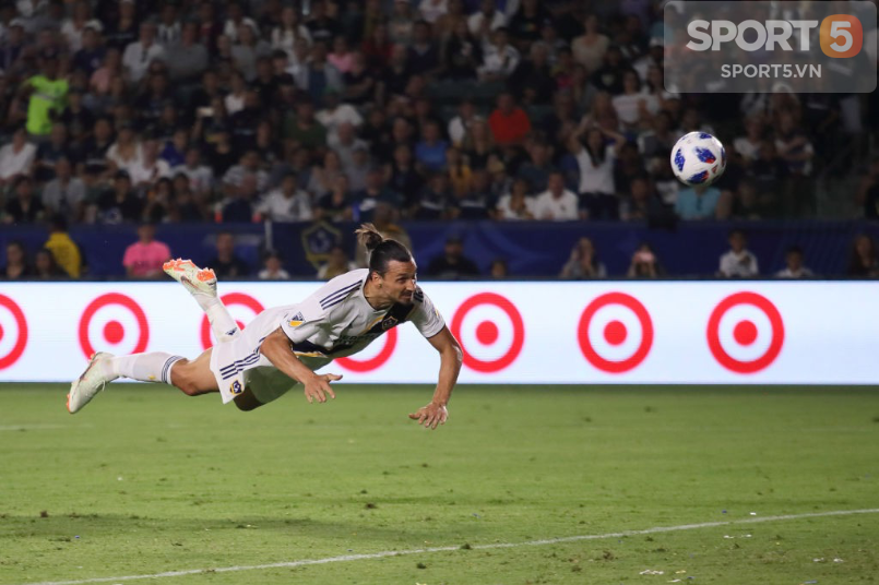 Ibrahimovic cởi áo mừng hat-trick giúp LA Galaxy ngược dòng siêu kịch tính - Ảnh 6.