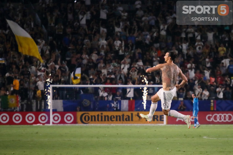 Ibrahimovic cởi áo mừng hat-trick giúp LA Galaxy ngược dòng siêu kịch tính - Ảnh 9.