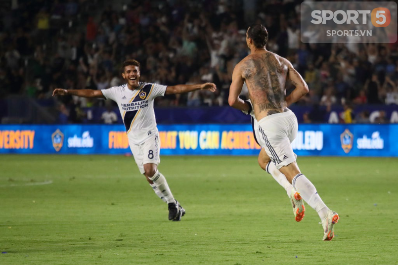 Ibrahimovic cởi áo mừng hat-trick giúp LA Galaxy ngược dòng siêu kịch tính - Ảnh 8.