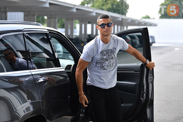 Ronaldo chào hỏi đồng đội trong ngày đầu hội quân với Juventus - Ảnh 1.