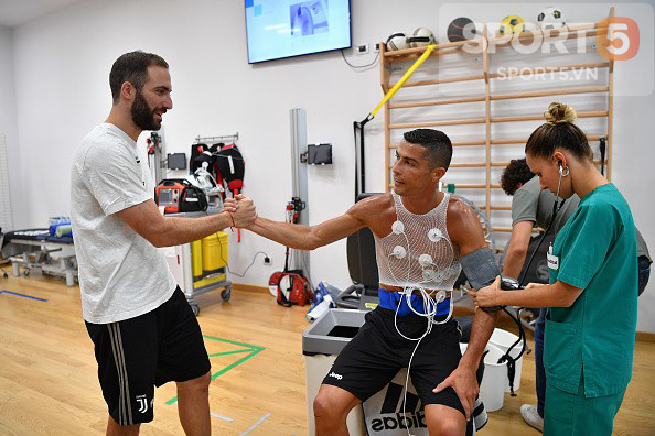 Ronaldo chào hỏi đồng đội trong ngày đầu hội quân với Juventus - Ảnh 4.