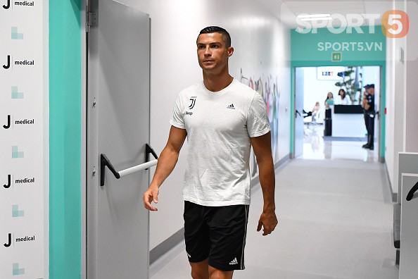 Ronaldo chào hỏi đồng đội trong ngày đầu hội quân với Juventus - Ảnh 3.