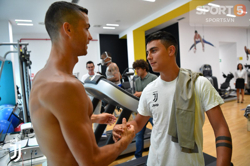 Ronaldo chào hỏi đồng đội trong ngày đầu hội quân với Juventus - Ảnh 5.