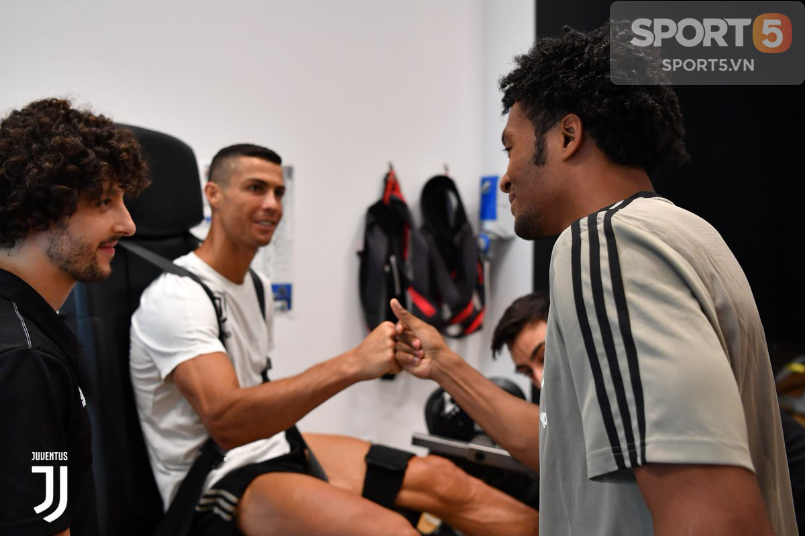 Ronaldo chào hỏi đồng đội trong ngày đầu hội quân với Juventus - Ảnh 6.