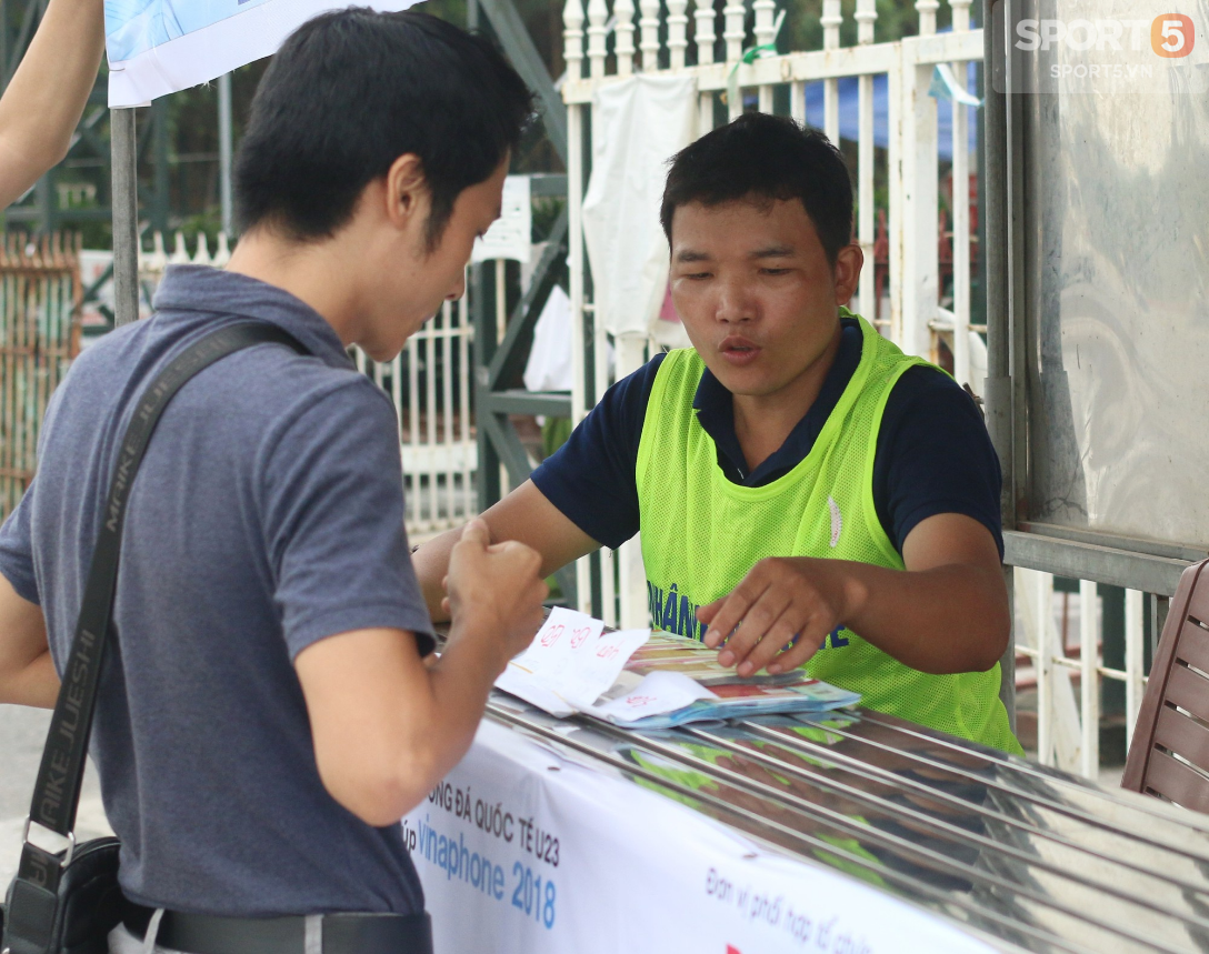 Ban tổ chức mở nhiều quầy bán vé, người mua vẫn bị cò mồi chèo kéo thành công  - Ảnh 4.