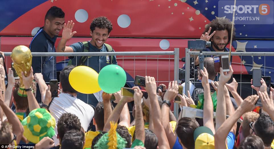 Fan Brazil mở lễ hội tưng bừng đón chào Neymar và đồng đội tới Kazan - Ảnh 16.