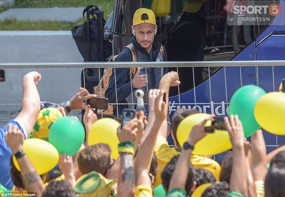 Fan Brazil mở lễ hội tưng bừng đón chào Neymar và đồng đội tới Kazan - Ảnh 10.