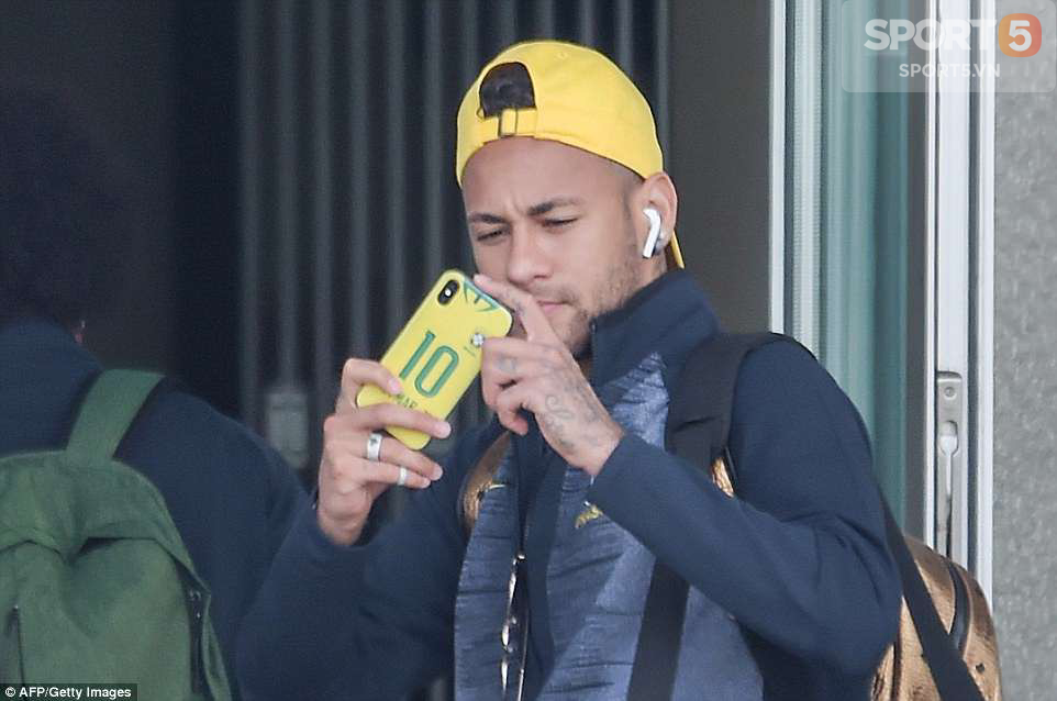 Fan Brazil mở lễ hội tưng bừng đón chào Neymar và đồng đội tới Kazan - Ảnh 12.