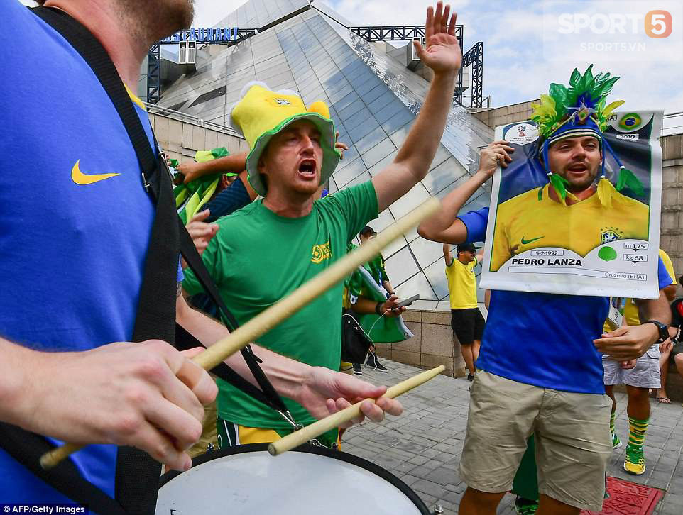 Fan Brazil mở lễ hội tưng bừng đón chào Neymar và đồng đội tới Kazan - Ảnh 9.