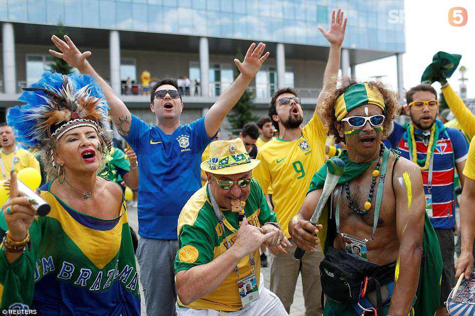 Fan Brazil mở lễ hội tưng bừng đón chào Neymar và đồng đội tới Kazan - Ảnh 7.