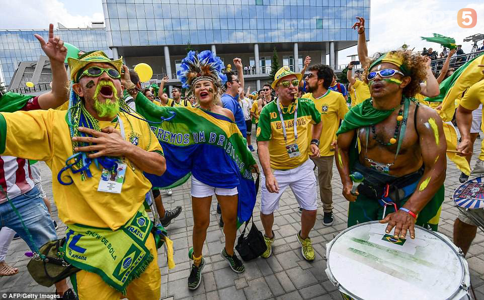 Fan Brazil mở lễ hội tưng bừng đón chào Neymar và đồng đội tới Kazan - Ảnh 6.