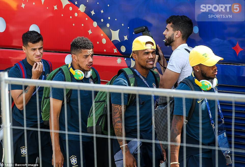 Fan Brazil mở lễ hội tưng bừng đón chào Neymar và đồng đội tới Kazan - Ảnh 19.