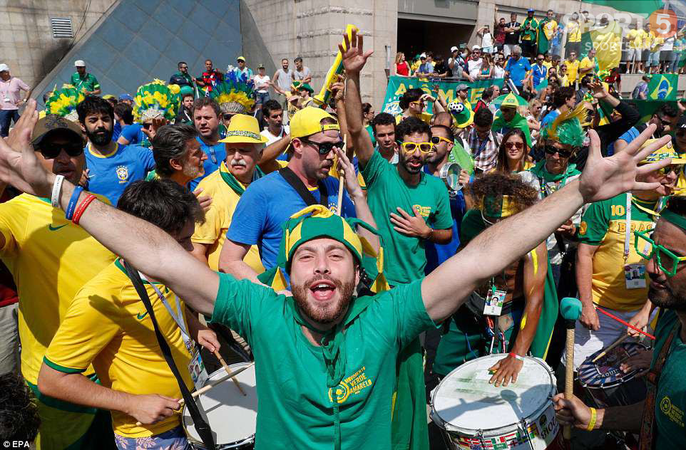 Fan Brazil mở lễ hội tưng bừng đón chào Neymar và đồng đội tới Kazan - Ảnh 5.