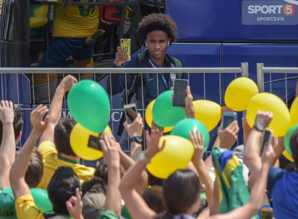 Fan Brazil mở lễ hội tưng bừng đón chào Neymar và đồng đội tới Kazan - Ảnh 14.