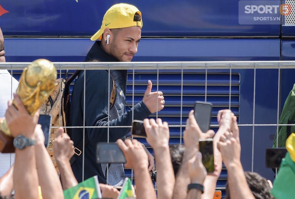 Fan Brazil mở lễ hội tưng bừng đón chào Neymar và đồng đội tới Kazan - Ảnh 11.