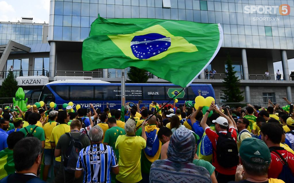 Fan Brazil mở lễ hội tưng bừng đón chào Neymar và đồng đội tới Kazan - Ảnh 4.