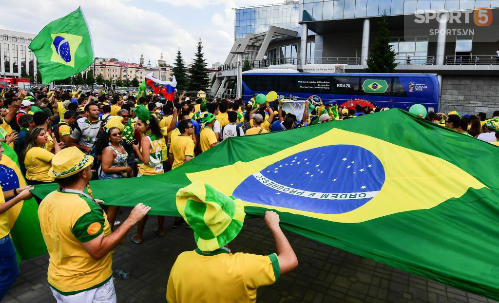 Fan Brazil mở lễ hội tưng bừng đón chào Neymar và đồng đội tới Kazan - Ảnh 3.