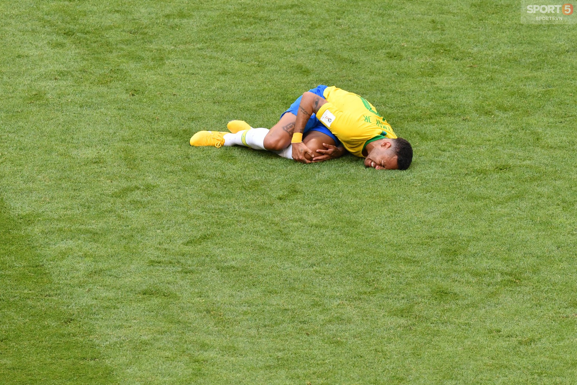 Mbappe tái hiện trò ăn vạ giống đồng đội Neymar - Ảnh 8.