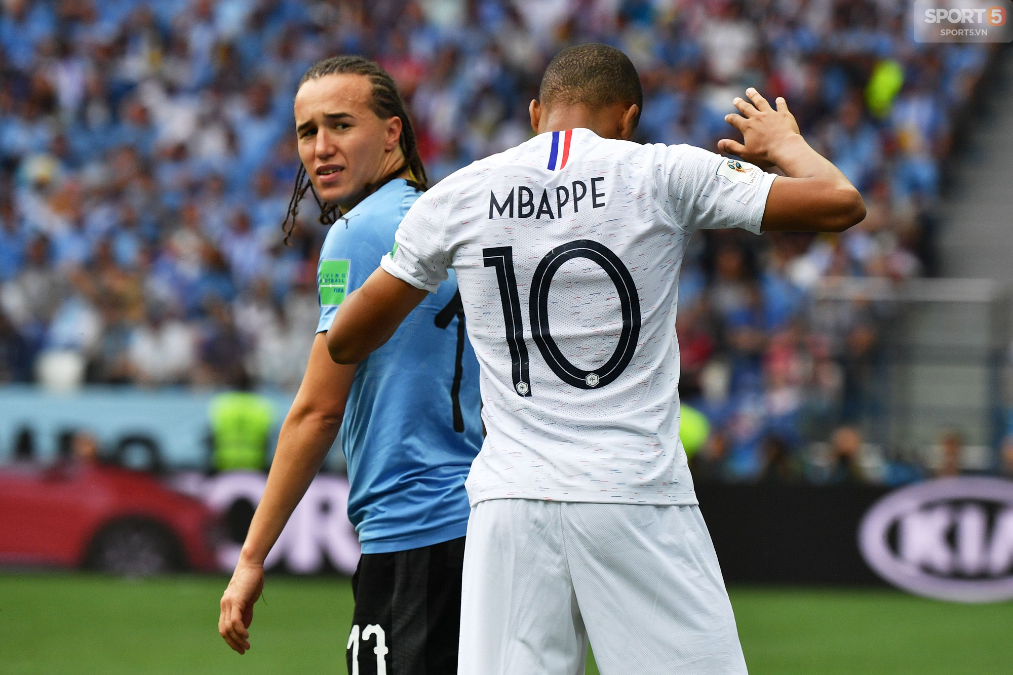 Mbappe tái hiện trò ăn vạ giống đồng đội Neymar - Ảnh 3.