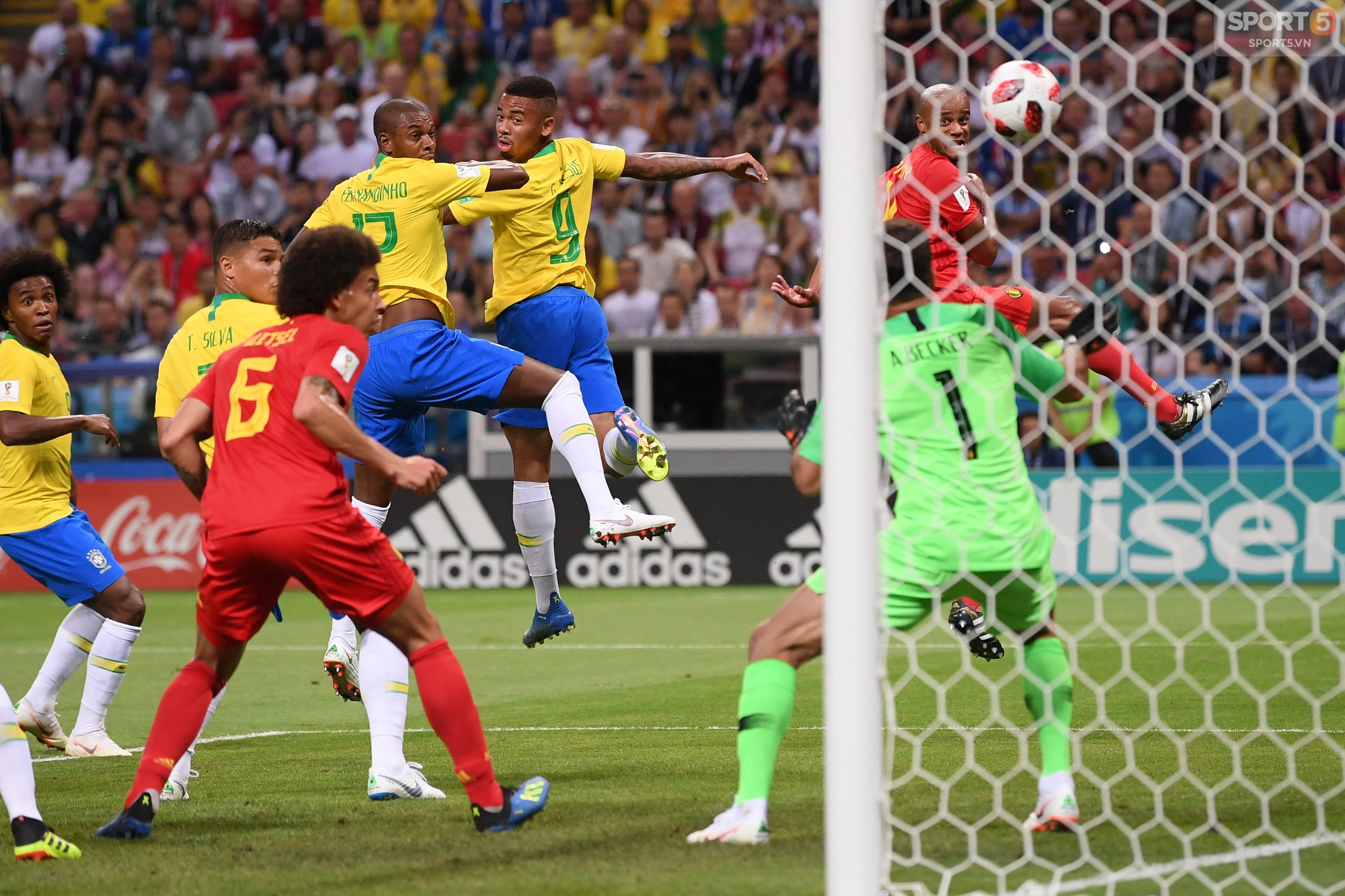 Brazil 1-2 Bỉ: Người nhện Courtois một tay tiễn Selecao về nước - Ảnh 1.