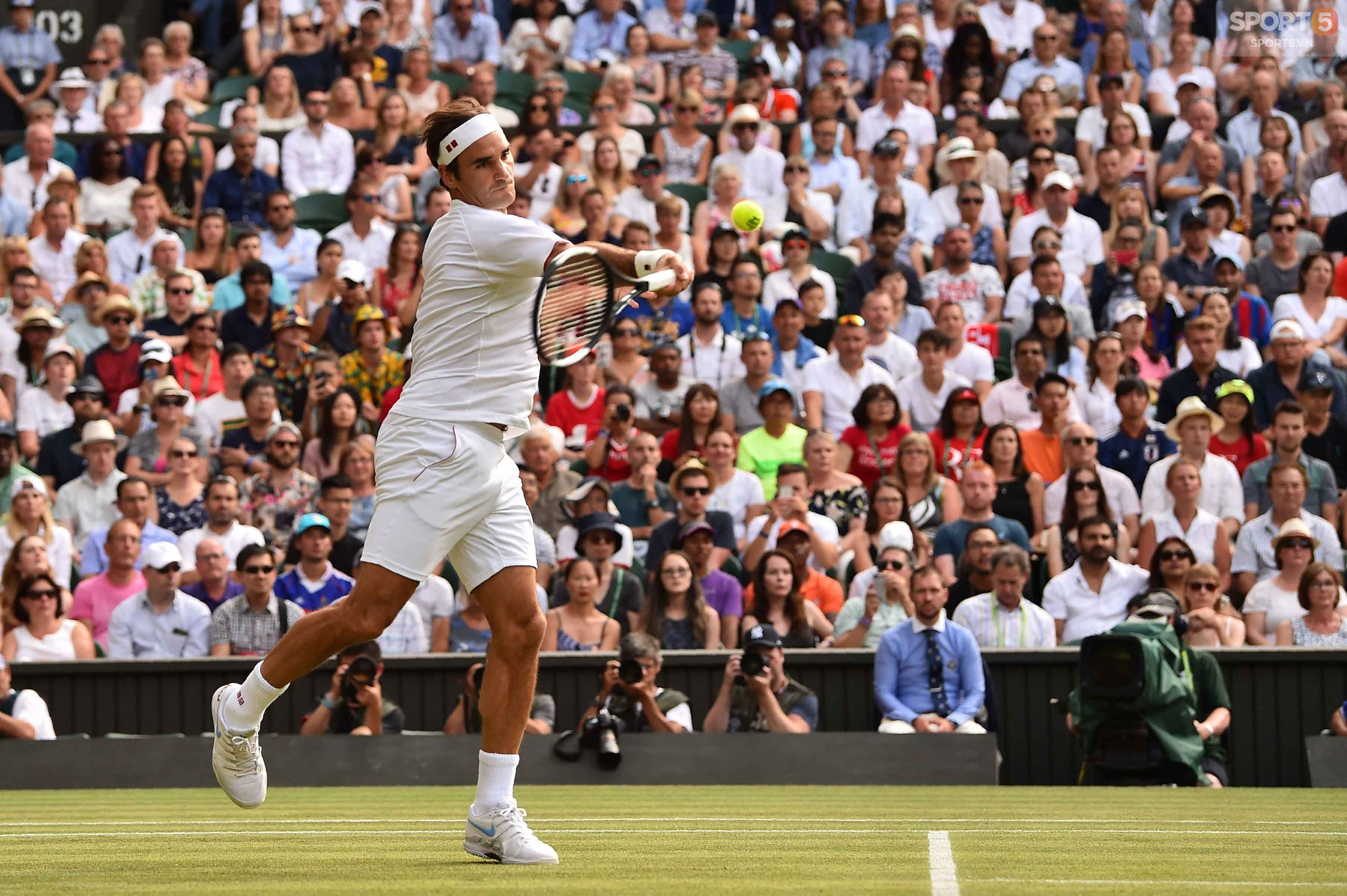 Federer lập kỷ lục trên mặt sân cỏ Wimbledon - Ảnh 2.