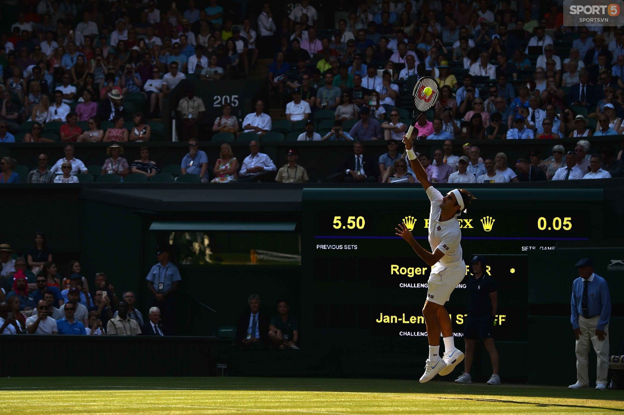 Federer lập kỷ lục trên mặt sân cỏ Wimbledon - Ảnh 3.
