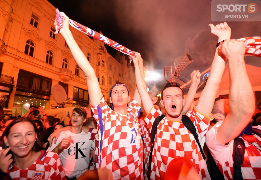 Niềm vui vỡ òa của Croatia sau chiến tích lọt đến bán World Cup 2018 - Ảnh 7.