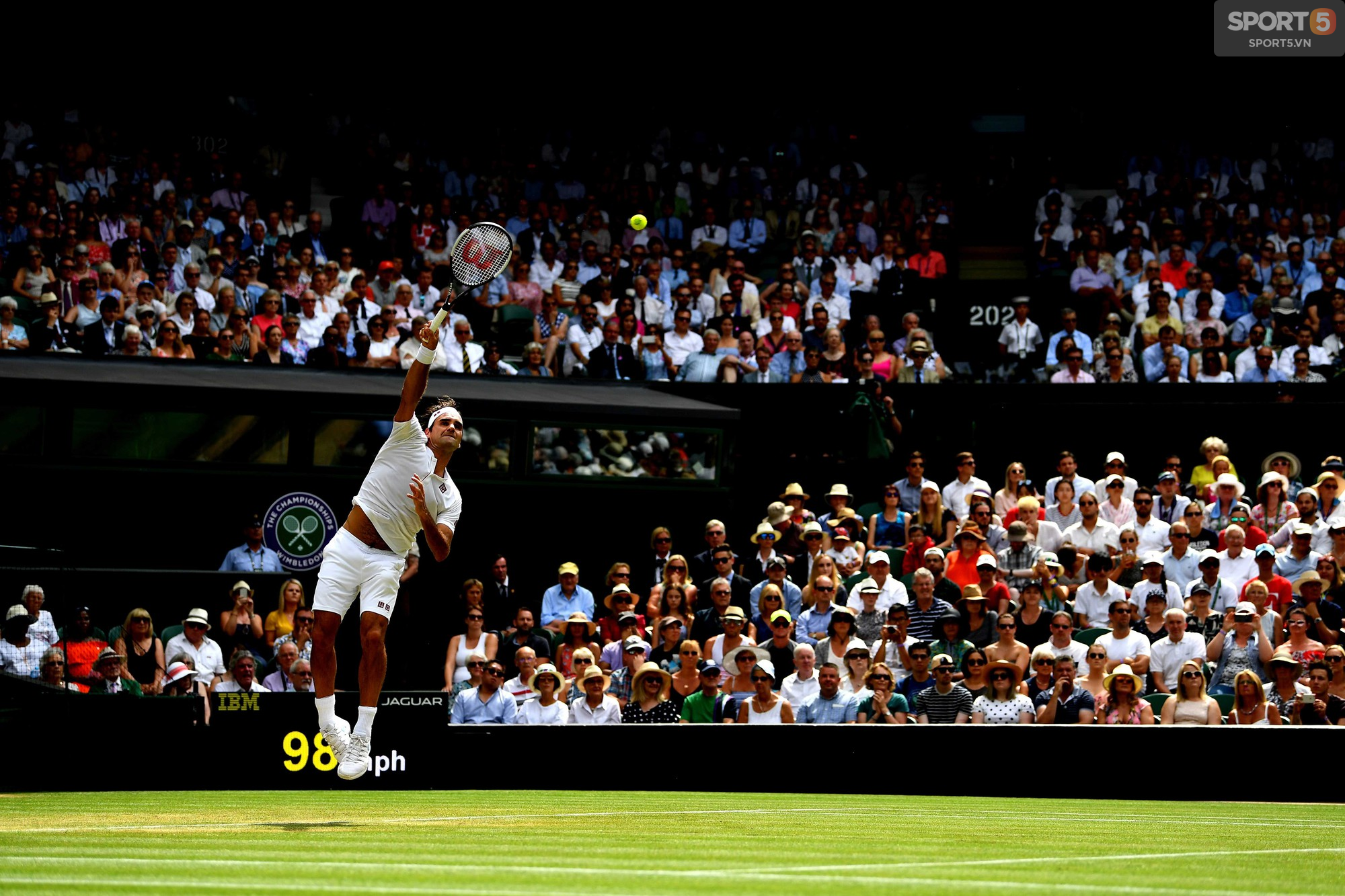 Nhận sự ủng hộ to lớn trên khán đài, Federer lần thứ 16 vào tứ kết Wimbledon - Ảnh 2.