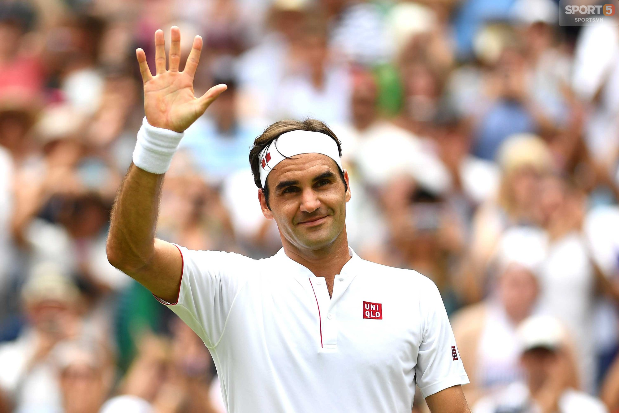 Nhận sự ủng hộ to lớn trên khán đài, Federer lần thứ 16 vào tứ kết Wimbledon - Ảnh 7.