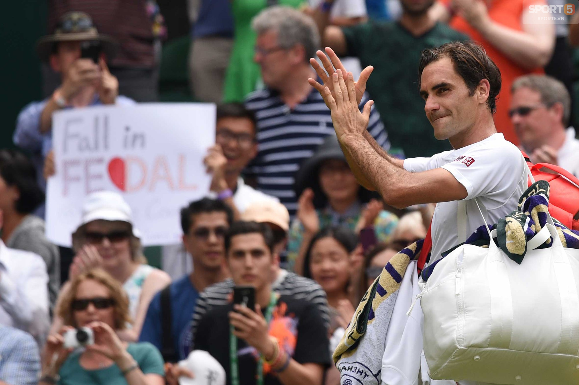 Nhận sự ủng hộ to lớn trên khán đài, Federer lần thứ 16 vào tứ kết Wimbledon - Ảnh 9.