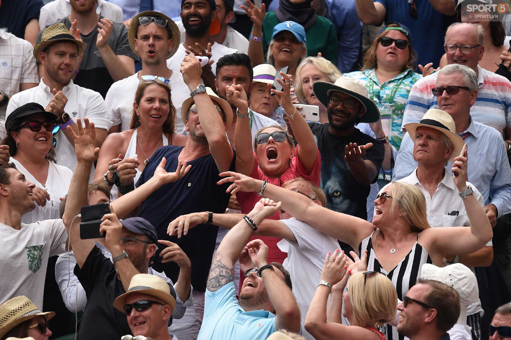 Nhận sự ủng hộ to lớn trên khán đài, Federer lần thứ 16 vào tứ kết Wimbledon - Ảnh 8.