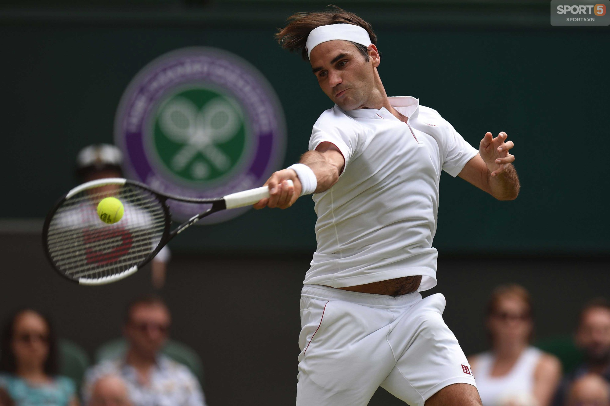 Nhận sự ủng hộ to lớn trên khán đài, Federer lần thứ 16 vào tứ kết Wimbledon - Ảnh 3.