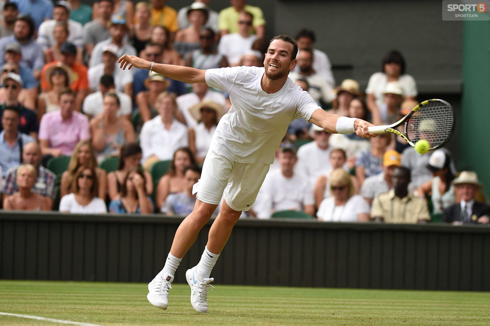 Nhận sự ủng hộ to lớn trên khán đài, Federer lần thứ 16 vào tứ kết Wimbledon - Ảnh 6.