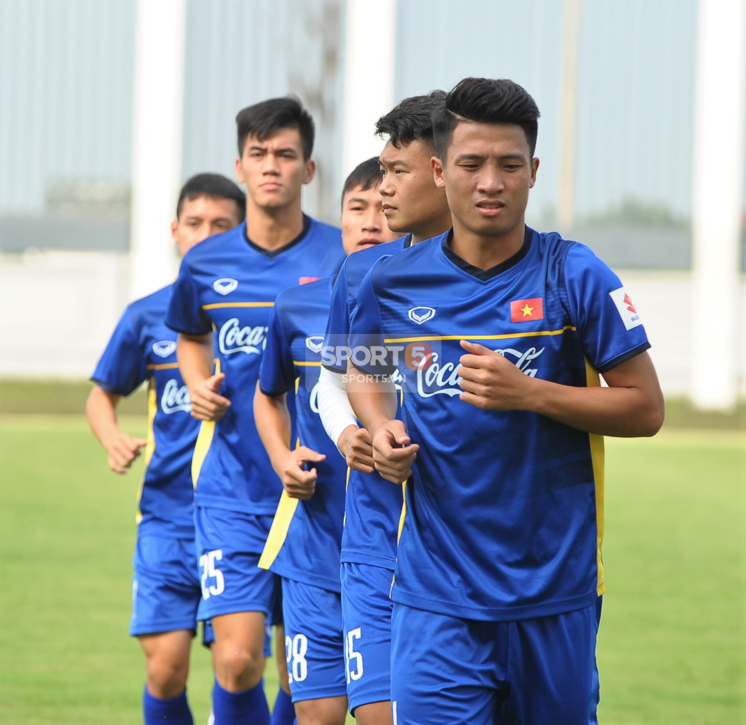 Thời trang tóc ấn tượng của dàn cầu thủ U23 Việt Nam - Ảnh 3.