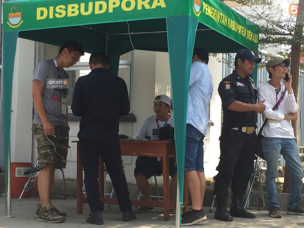 Cảnh sát, tình nguyện viên Indonesia giúp đỡ hết mình phóng viên Sport5 tác nghiệp tại ASIAD 2018 - Ảnh 5.