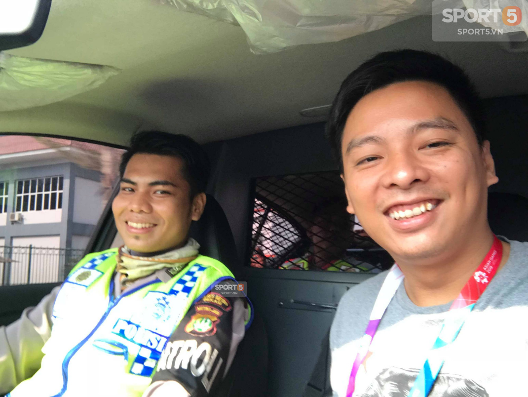 Cảnh sát, tình nguyện viên Indonesia giúp đỡ hết mình phóng viên Sport5 tác nghiệp tại ASIAD 2018 - Ảnh 2.