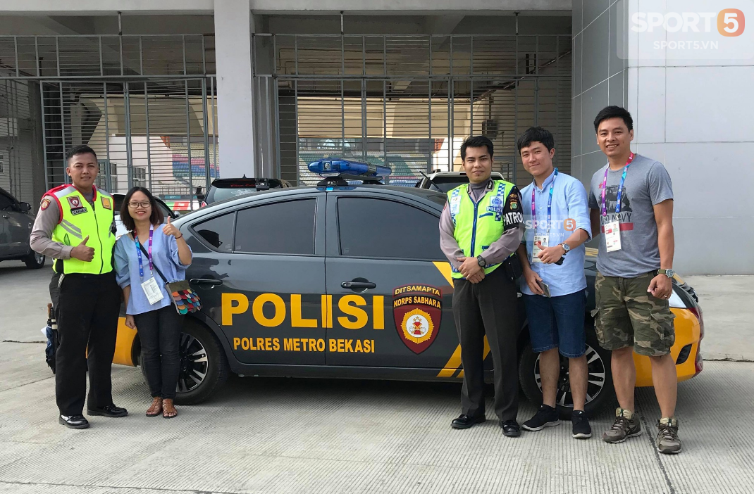 Cảnh sát, tình nguyện viên Indonesia giúp đỡ hết mình phóng viên Sport5 tác nghiệp tại ASIAD 2018 - Ảnh 1.