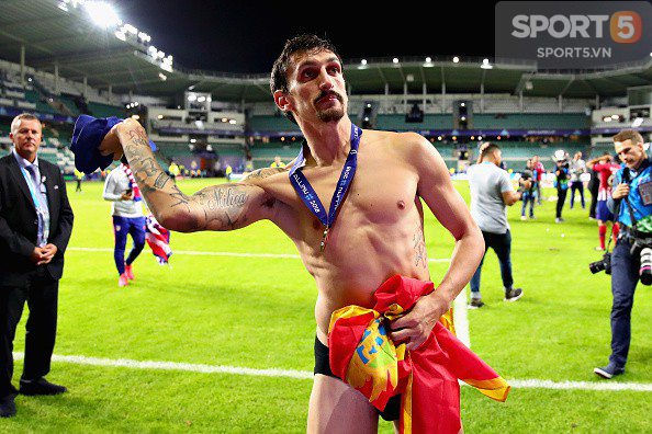 Đội phó cởi bỏ huy chương, đội trưởng Real trầm ngâm nhìn gã hàng xóm ăn mừng Siêu cúp châu Âu - Ảnh 14.