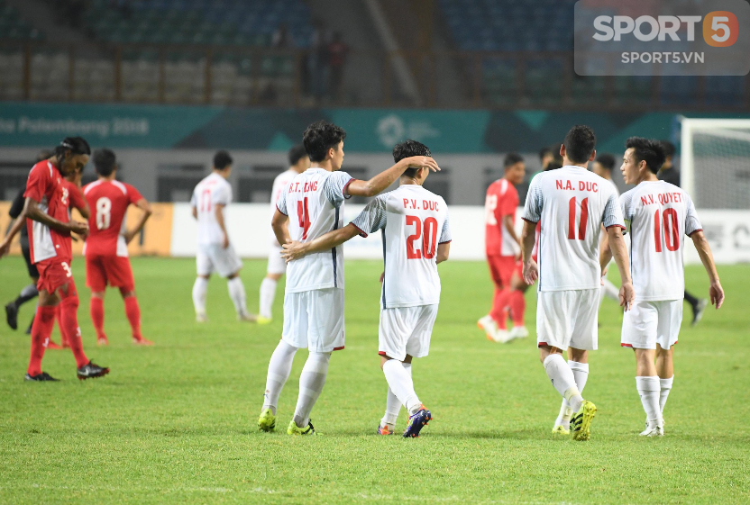 Olympic Việt Nam cảm ơn những khán giả lặn lội sang tận Indonesia để cổ vũ đội nhà - Ảnh 8.