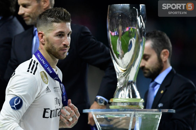 Đội phó cởi bỏ huy chương, đội trưởng Real trầm ngâm nhìn gã hàng xóm ăn mừng Siêu cúp châu Âu - Ảnh 3.