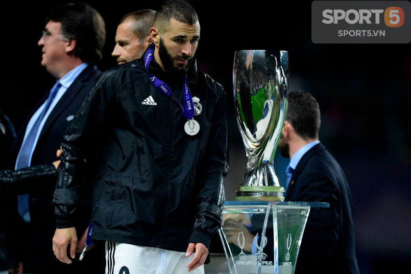 Đội phó cởi bỏ huy chương, đội trưởng Real trầm ngâm nhìn gã hàng xóm ăn mừng Siêu cúp châu Âu - Ảnh 6.