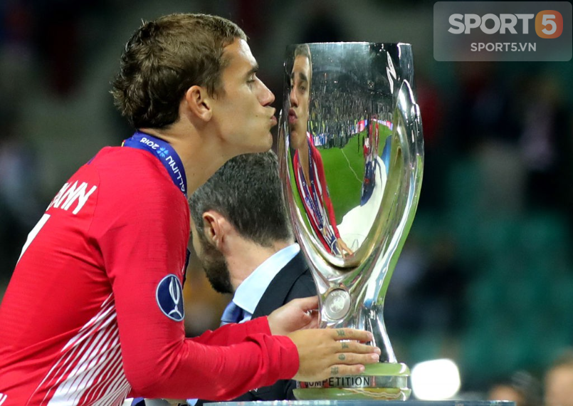 Đội phó cởi bỏ huy chương, đội trưởng Real trầm ngâm nhìn gã hàng xóm ăn mừng Siêu cúp châu Âu - Ảnh 11.