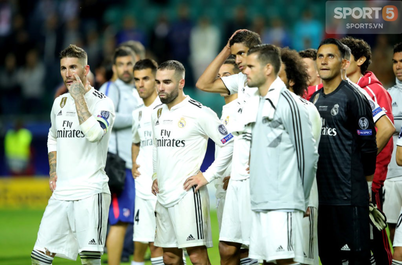 Đội phó cởi bỏ huy chương, đội trưởng Real trầm ngâm nhìn gã hàng xóm ăn mừng Siêu cúp châu Âu - Ảnh 1.