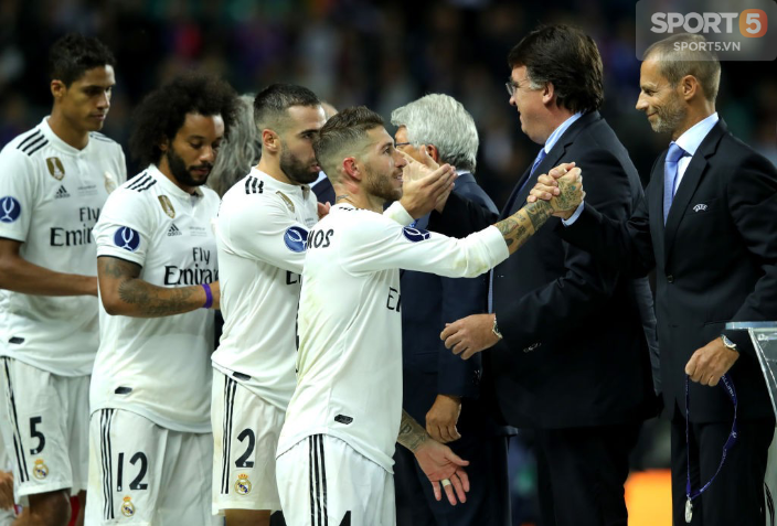 Đội phó cởi bỏ huy chương, đội trưởng Real trầm ngâm nhìn gã hàng xóm ăn mừng Siêu cúp châu Âu - Ảnh 2.