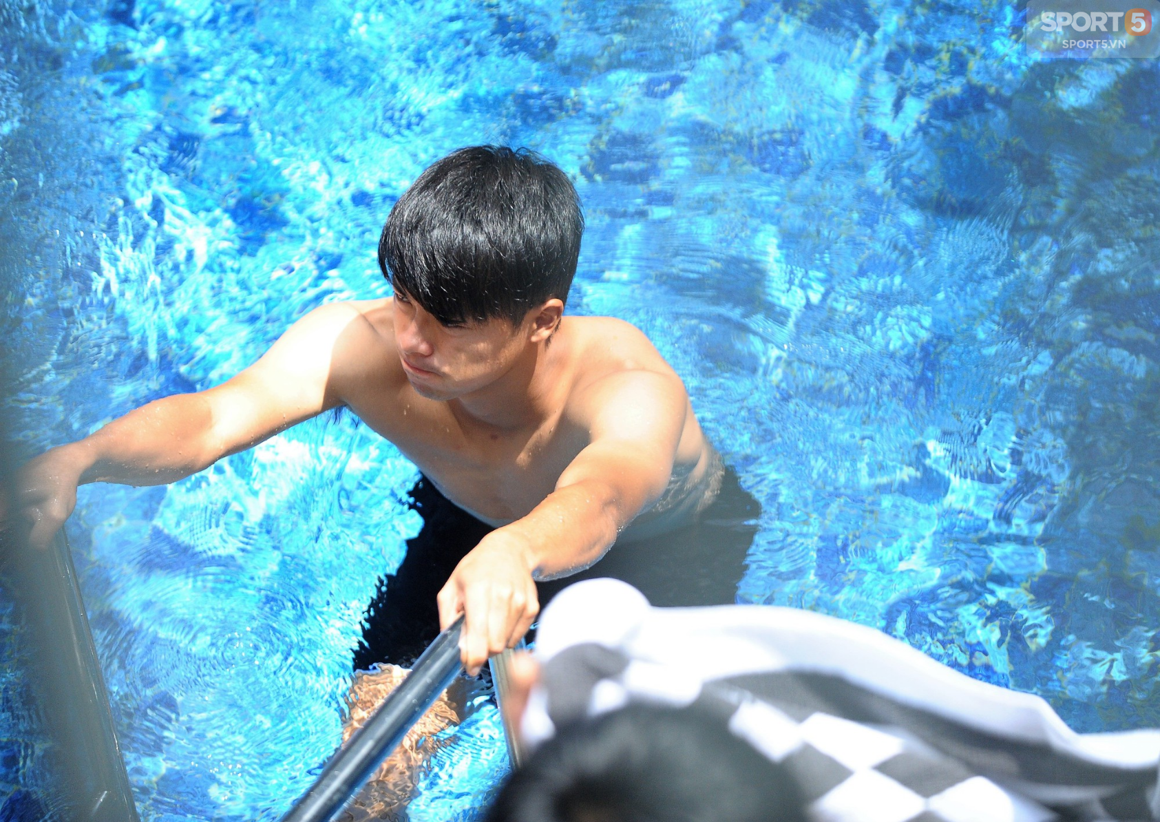 Giống Olympic Việt Nam, Nhật Bản dùng nước lạnh để phục hồi trước trận quyết đấu  - Ảnh 1.