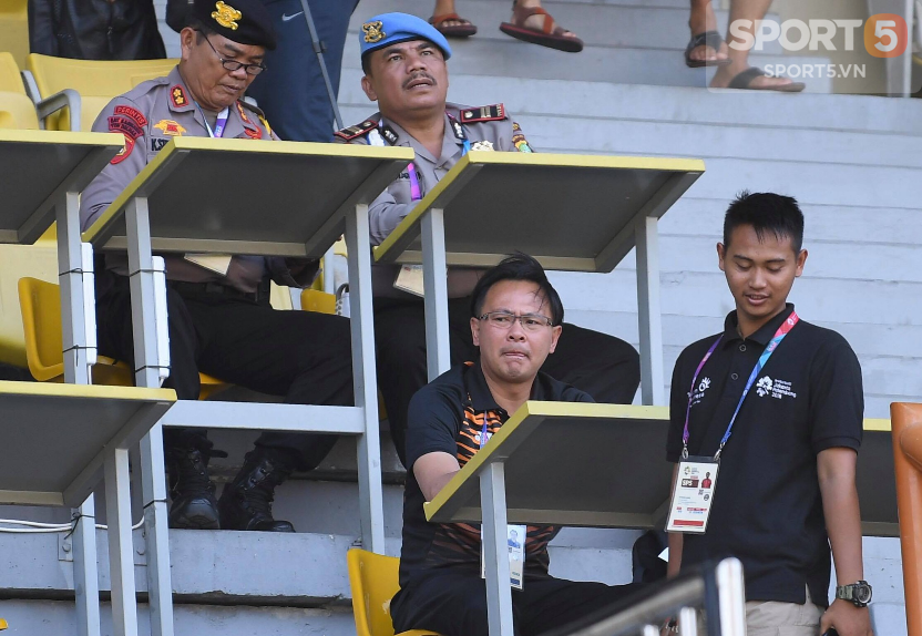 BHL và cầu thủ Malaysia đến quan sát trận đấu giữa Olympic Việt Nam với Olympic Nhật Bản - Ảnh 1.