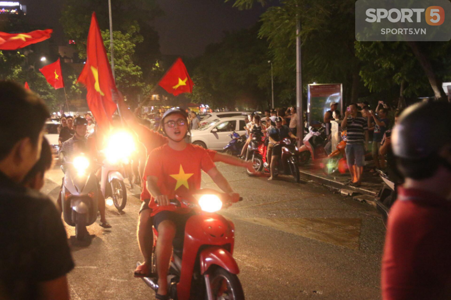 Olympic Việt Nam lập chiến tích, người hâm mộ tiếp tục mở hội đi bão  - Ảnh 6.