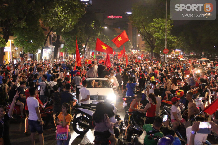 Olympic Việt Nam lập chiến tích, người hâm mộ tiếp tục mở hội đi bão  - Ảnh 1.