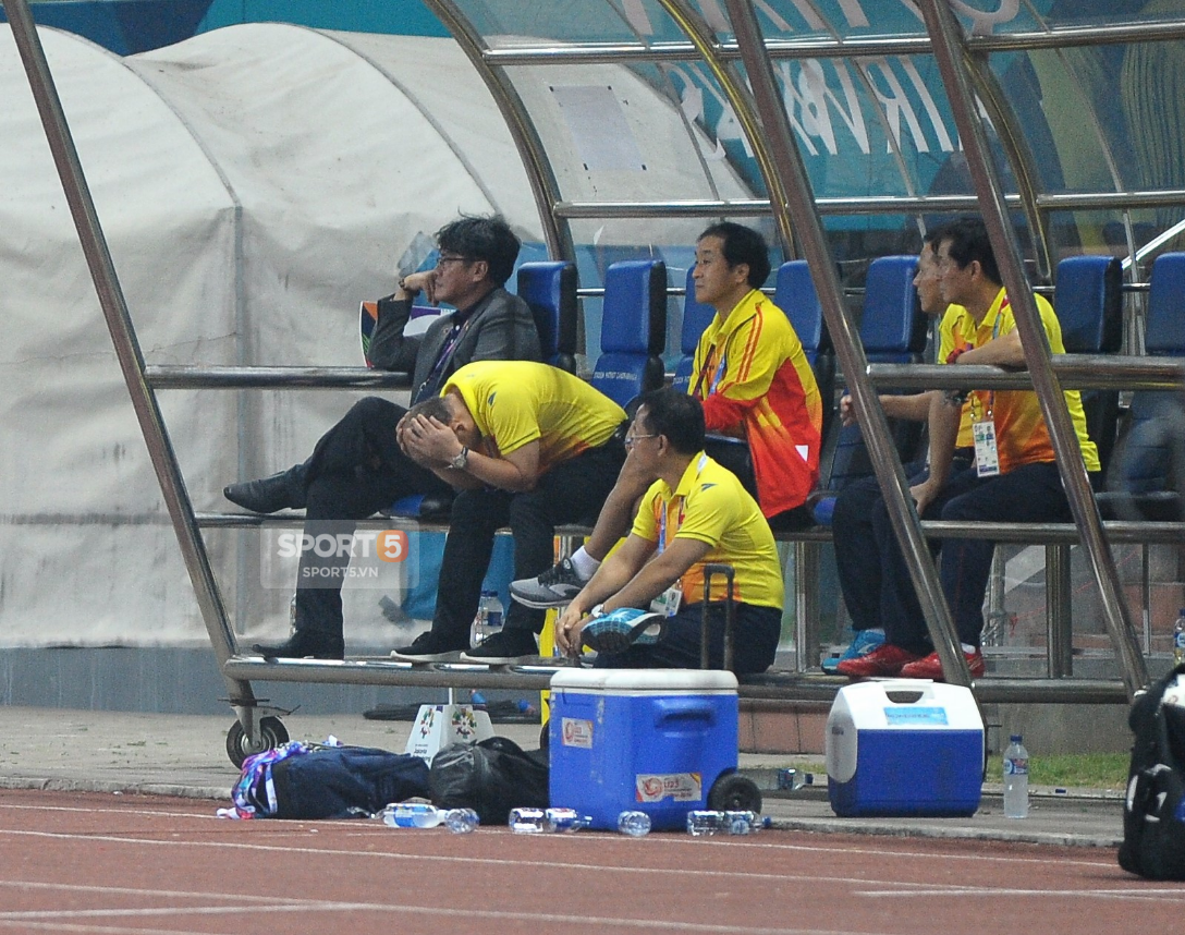 Cầu thủ Bahrain đưa bóng vào lưới không việt vị, tại sao Olympic Việt Nam thoát thua? - Ảnh 1.
